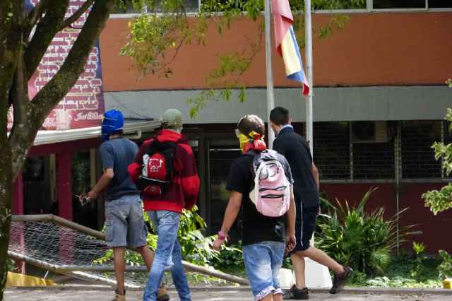 chantalsz026's tweet photo. VÁNDALOS de la #UNET que atacaron sede .@Prensaubvtachir están IDENTIFICADOS ... el PUEBLO del #Tachira PIDE JUSTICIA http://t.co/8hS3lhC0Nx