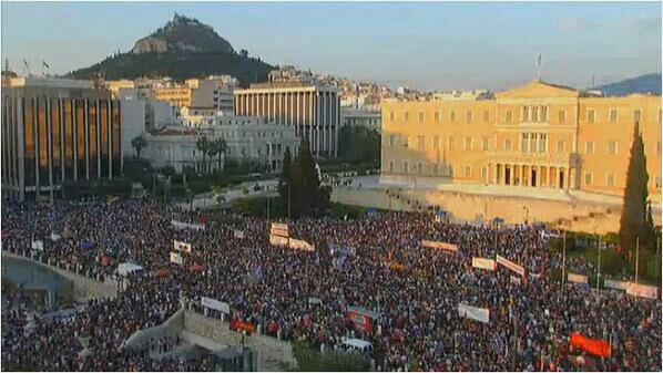 itoguille's tweet photo. "No nos vamos de Europa, queremos cambiar Europa". Gritos del pueblo griego. Valentía y orgullo. http://t.co/8Uo7vV2sAF
