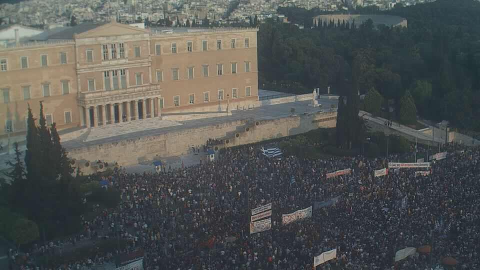 itoguille's tweet photo. "No nos vamos de Europa, queremos cambiar Europa". Gritos del pueblo griego. Valentía y orgullo. http://t.co/8Uo7vV2sAF