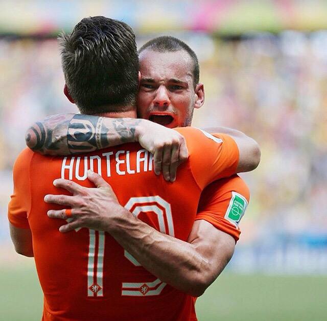 KJ_Huntelaar's tweet photo. Een van de betere knuffels die je kan krijgen! #tbt #WK #NedMex 👌 http://t.co/gcRjqDenMI