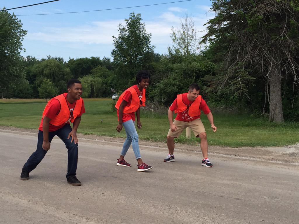 CrawfordAmy2's tweet image. D134 Intern's are #GivingBack !! What a great group! #thoseorangeveststho #teamwork