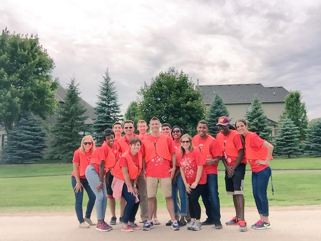 CrawfordAmy2's tweet image. D134 Intern's are #GivingBack !! What a great group! #thoseorangeveststho #teamwork