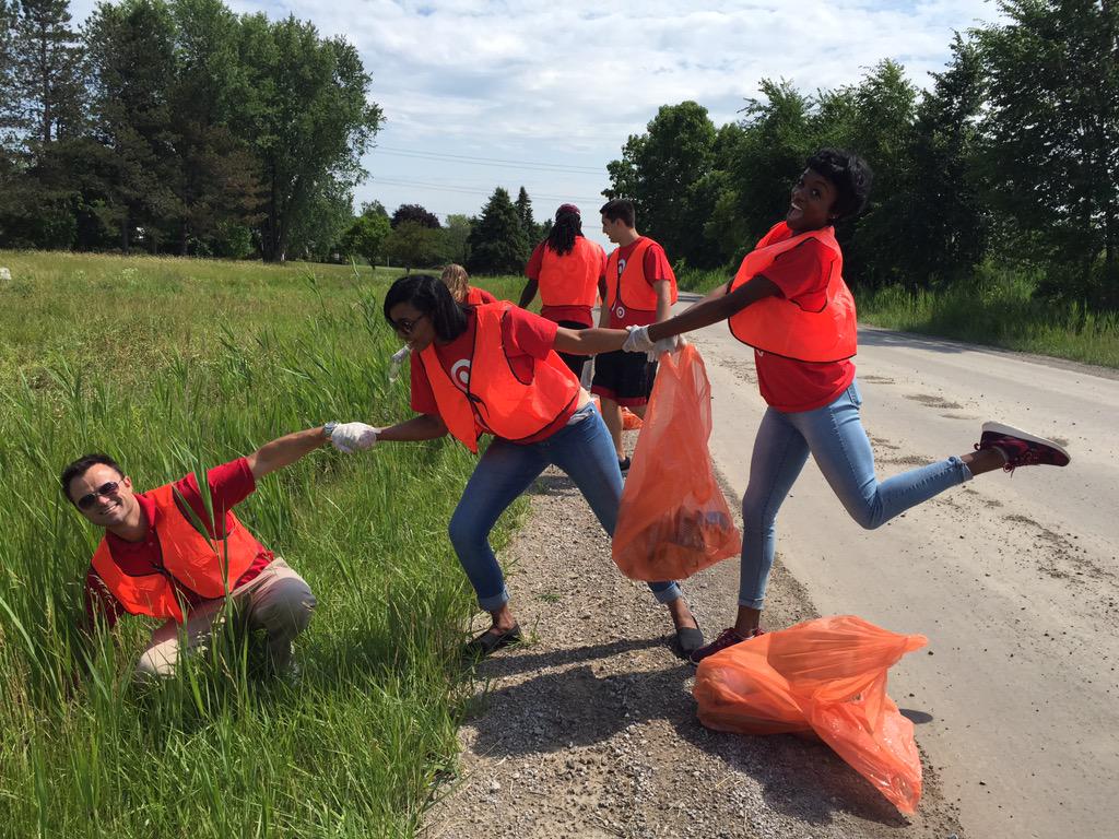 CrawfordAmy2's tweet image. D134 Intern's are #GivingBack !! What a great group! #thoseorangeveststho #teamwork