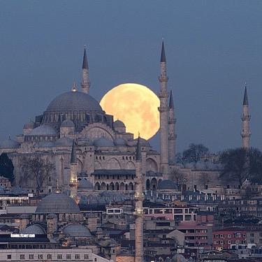globewandererph's tweet photo. Full moon in Istanbul, Turkey, photo by @ahmetkizilhan (no edit) #TheGlobeWanderer http://t.co/8OQTo6EG4G