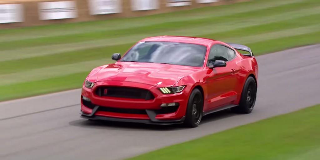 RoadandTrack's tweet image. Watch a Mustang Shelby GT350R scream up the hill at Goodwood roadandtrack.com/car-culture/vi…
