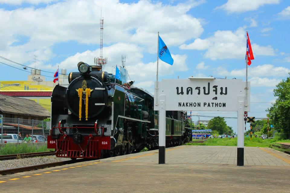 hamzterzkub's tweet photo. 12 สิงหาคม นี้ รถจักรไอน้ำพาแม่เที่ยวนครปฐม รายละเอียดจะนำมาบอกไวๆนี้นะจ๊ะ #นั่งรถไฟไปเที่ยว #รู้จักรถไฟไทย http://t.co/1yvqqM1rjz