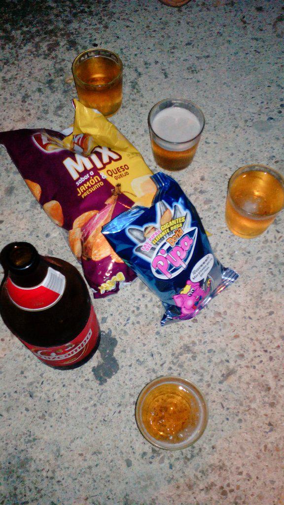 MelaniaGDLB's tweet photo. Nochesita de chicas!!@mariaray26 @Nuria_sweet @sarahidalgo7 @Rosafg6 #Nochesdeverano#friends#pisito#birras http://t.co/Gb24HtdW0m
