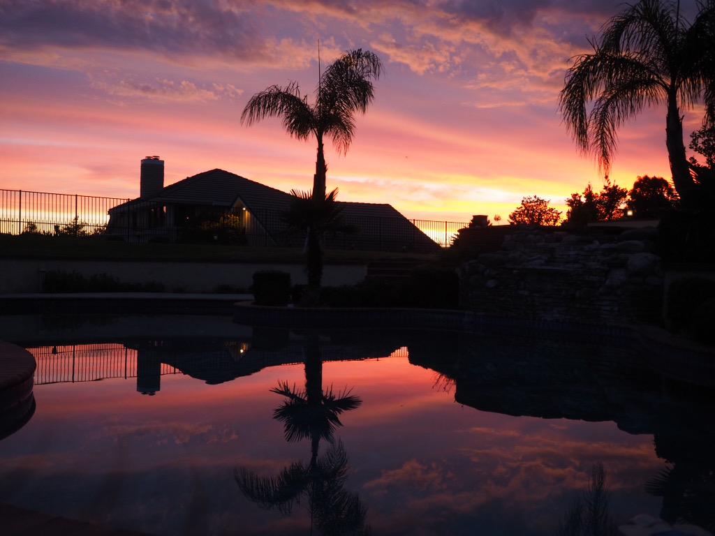 classymis's tweet image. Sunset reflecting on moms pool yesterday in Santa Clarita. #abc7eyewitness #abc7 #sunset