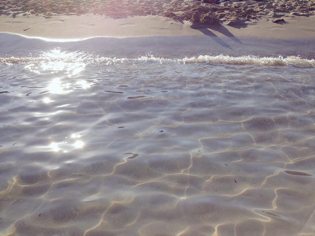 kapiTanches's tweet photo. Море песок размывает 
Белый песок 
По разным берегам 🐬🌊 http://t.co/pf4nmAm8Nj