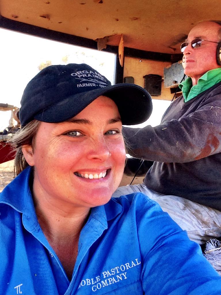 SarahFCameron's tweet photo. Feeding hay with Dad! #OrganicPrairie #outbackqueensland #Moble #CampingClassics2015 http://t.co/MXcrLONAxo
