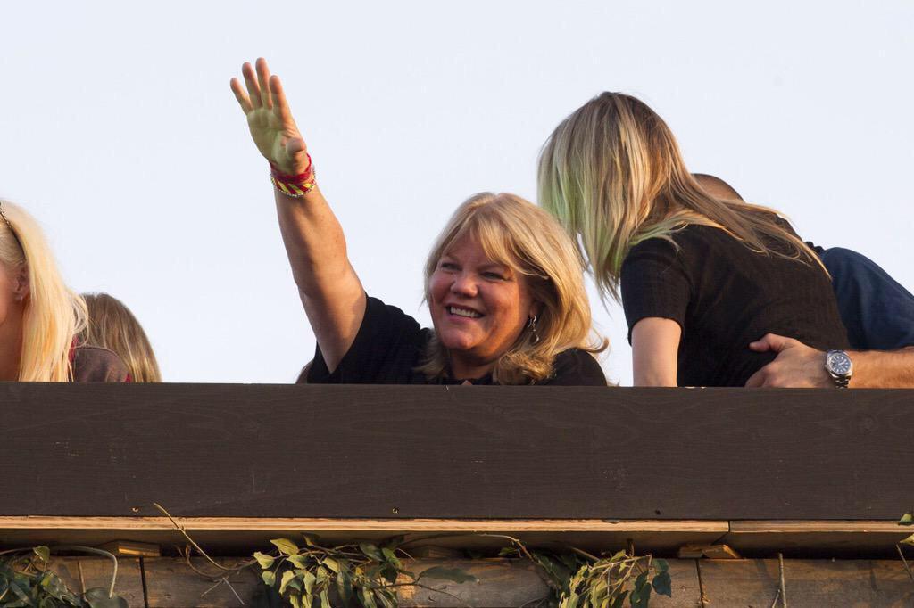 UnlikelySwiftie's tweet image. #PrayersForMamaSwift @taylorswift13 #1989TourDublin @OfficialRED13 @headbackswift @OwlSwifty @owlcity @SwiftInsight