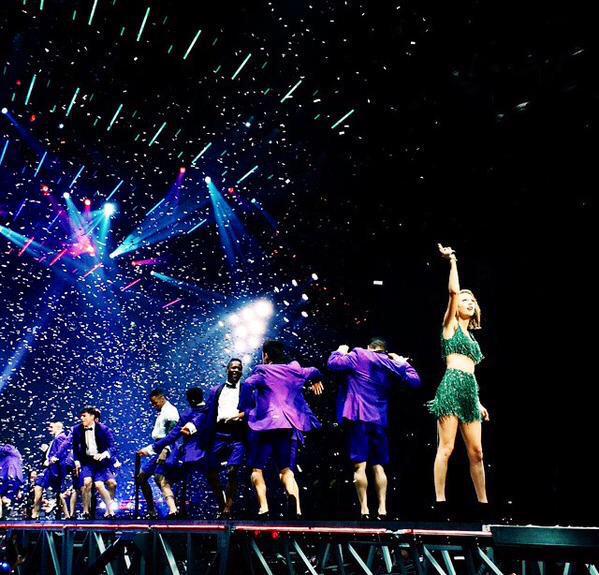 UnlikelySwiftie's tweet image. #PrayersForMamaSwift @taylorswift13 #1989TourDublin @OfficialRED13 @headbackswift @OwlSwifty @owlcity @SwiftInsight