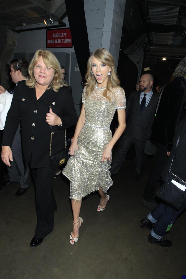 UnlikelySwiftie's tweet image. #PrayersForMamaSwift @taylorswift13 #1989TourDublin @OfficialRED13 @headbackswift @OwlSwifty @owlcity @SwiftInsight