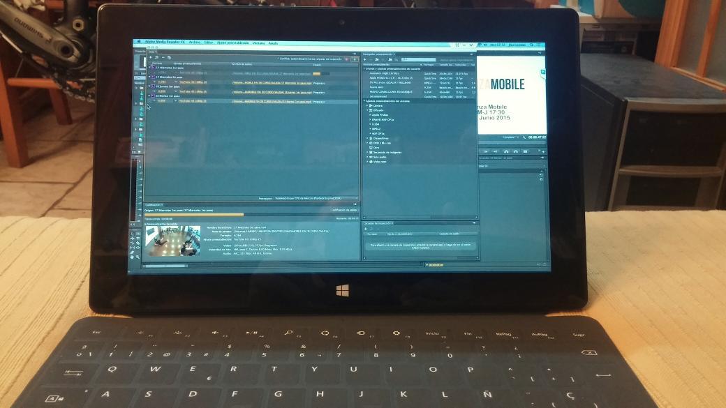 JoU_Lz's tweet image. Teletrabajo de madrugada. Render de #PremierePro al mac de casa controlado por #TeamViewer en #SurfacePro2. #Tracatrá