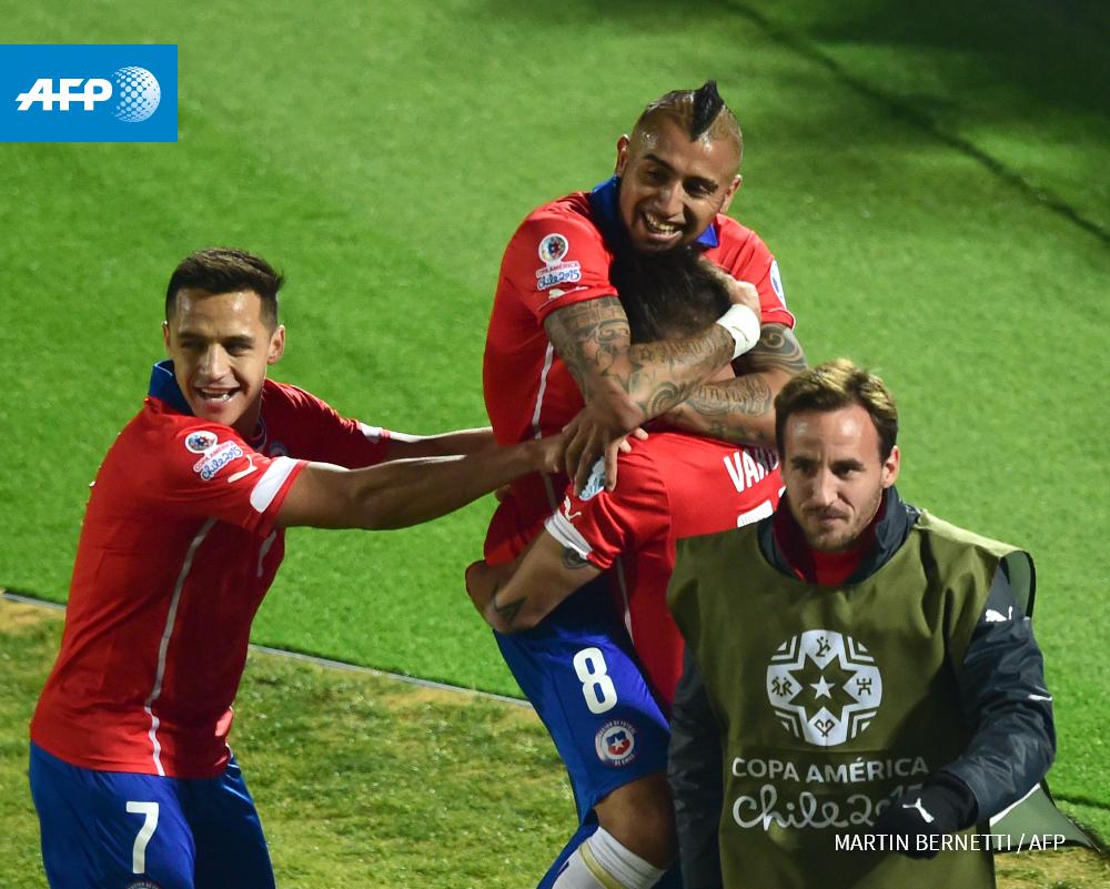 afpfr's tweet photo. #CopaAmerica Le Chili bat le Pérou 2-1 et se qualifie pour la finale #AFP http://t.co/y2caVYeJJ4