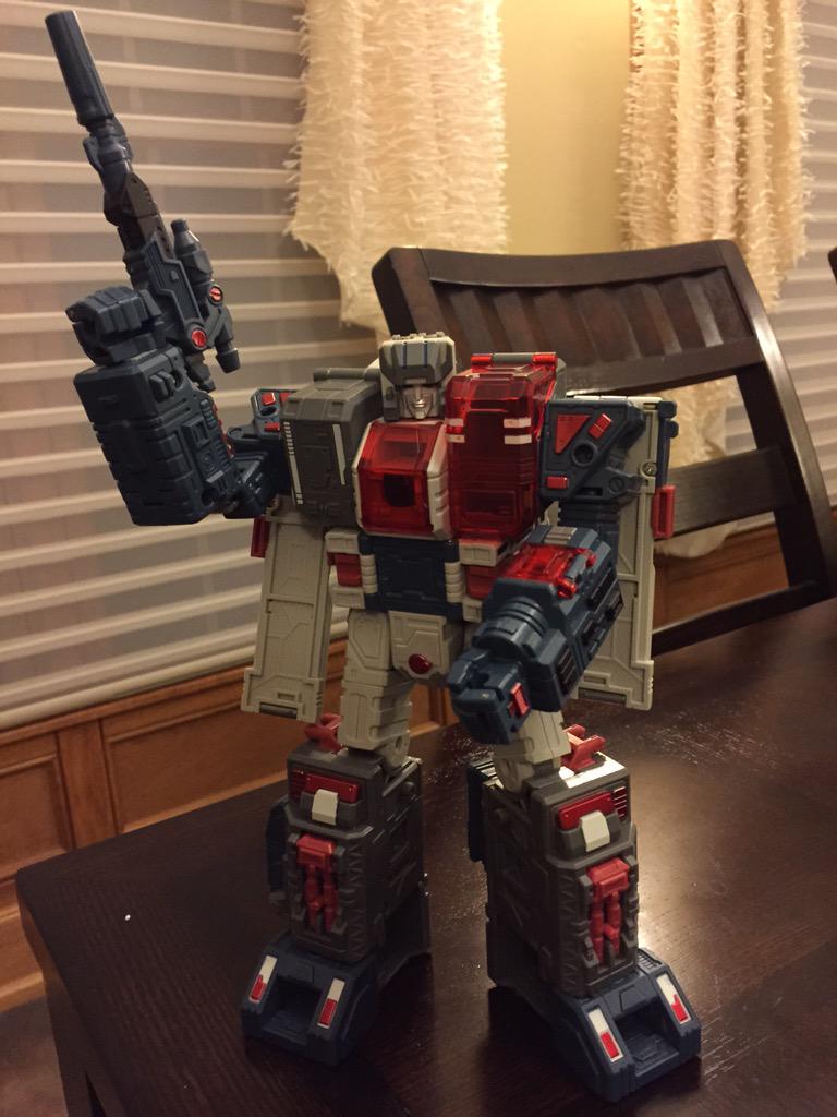 MattytheDentist's tweet photo. This guy is sweet as hell! Thanks @Ruthie0410 for the #FathersDay gift! FortMax #ToyWorld @chosenprime #Botcon2015 http://t.co/g2xgwhqSbq