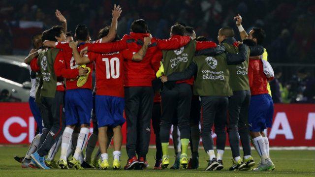 Cooperativa's tweet photo. [Audio] El relato de @ernestomatomato para el fin del duelo #CHI - #PER #LaCopaEnCooperativa http://t.co/bdv5ODhzDt http://t.co/jmHAGOaPw4