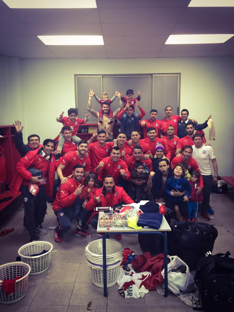 MedelPitbull's tweet image. Esta alegría vale la pena todo el esfuerzo. Estamos felices pero falta todavía. Vamos Chile CTM!!!! 🇨🇱🇨🇱🇨🇱