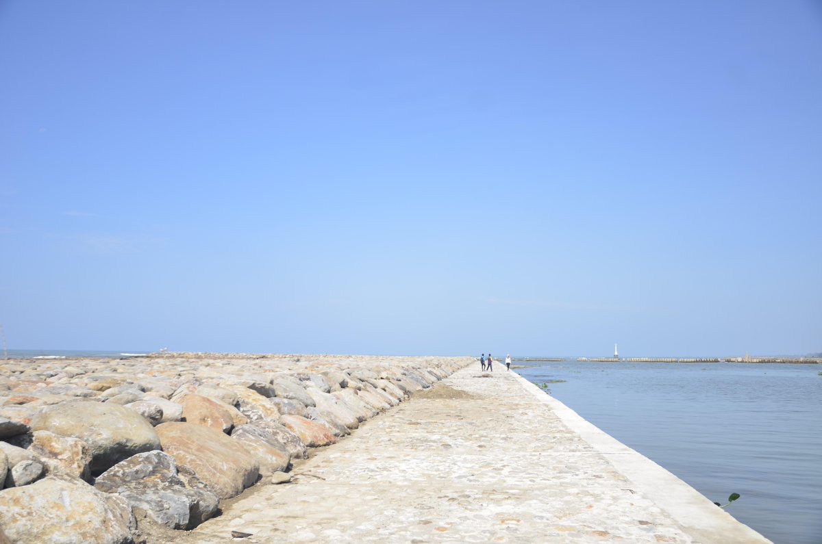 Pantai Sasak merupakan salah satu destinasi wisata favorit di Pasbar. Ayo berkunjung !