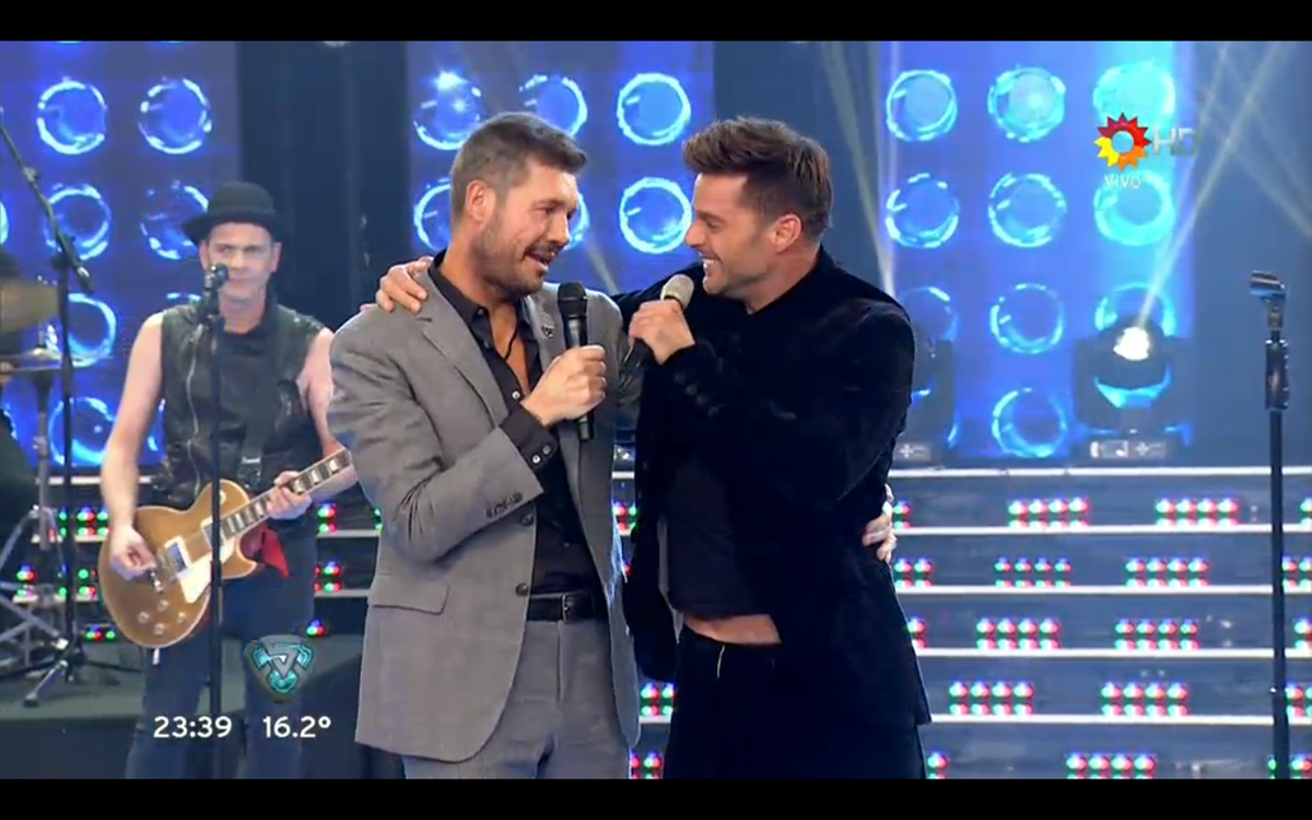 OpyMorales's tweet photo. > @cuervotinelli feliz con @ricky_martin http://t.co/o0qah1eDCs