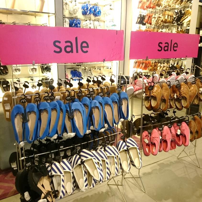 Topshop_ID's tweet photo. Girls hold all of your attention in our sale shoes game! Starting from IDR 203.400 #topshop #topshopindonesia http://t.co/8V7gwUT1w3