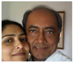mediacrooks's tweet photo. Hahhaa.. @NYTImes reports @digvijaya_28 pic as #SelfieWithDaughter ..LOL! @ndtv @Timesnow http://t.co/GGNRryr1jp http://t.co/Fyq68wQrK5