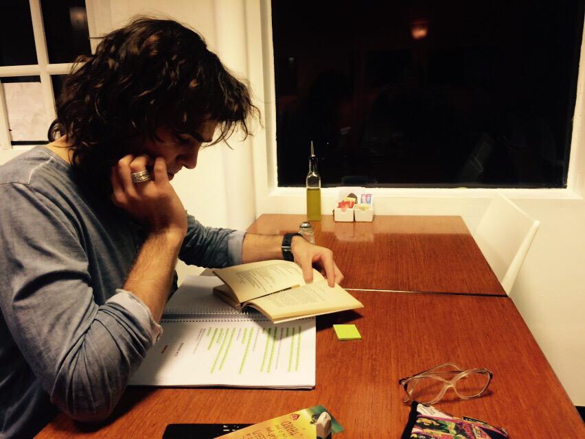 esthergoris1's tweet photo. Reina la noche en Telefé y seguimos grabando #LaLeona @p_lanzani estudia mientras el equipo.... http://t.co/5lvG8iqHKZ