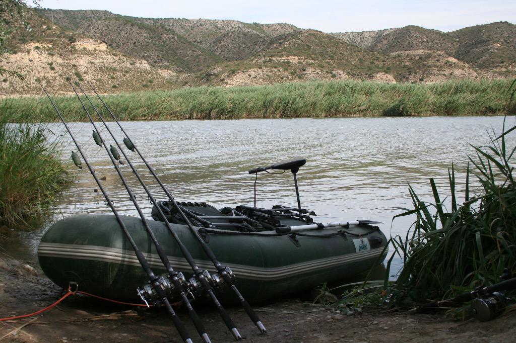 ManHuntsFish's tweet photo. Hunting on the river Ebro. #needabiggerboat http://t.co/XE8PGcD9uR