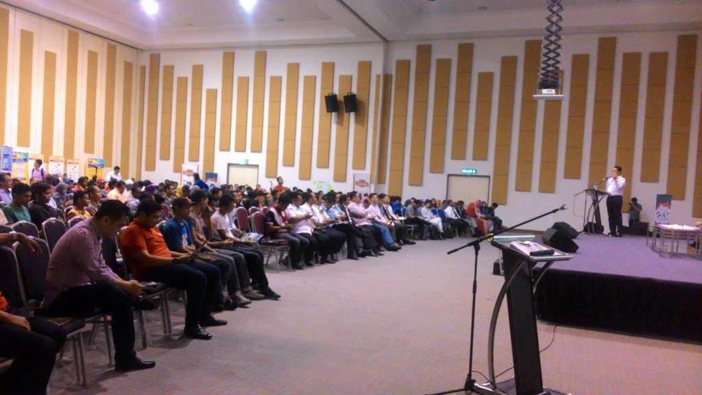 AKHI_Comms's tweet photo. Ucapan aluan dan pembentangan ringkasan isu oleh NKP @PPUMOnline Sdr Khairul Azwan Harun #KataKitaGST http://t.co/NiDIhm92uw