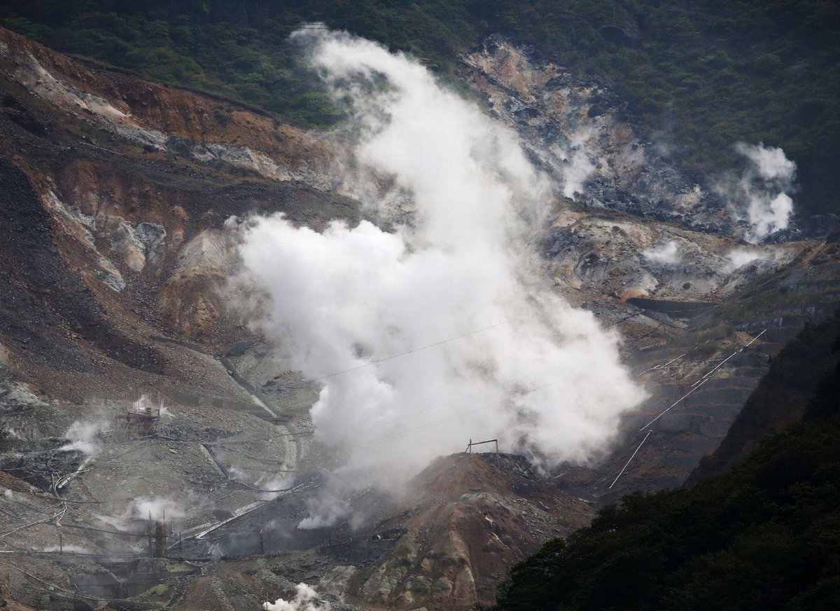 Угроза извержения. Долина гейзеров Овакудани. Хаконе (вулкан). Горячие источники в Японии вулкан. Вулкан Овакудани туристы.