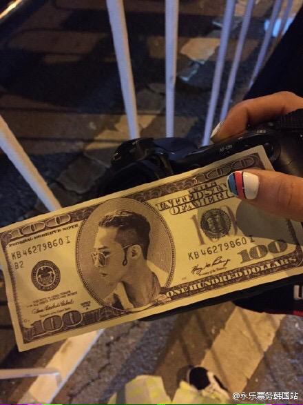 HuisuYoon's tweet photo. Damn it this the dollar GD throws off on GOOD BOY stage? I seriously want this omg #GD #GOODBOY http://t.co/BywAAZfd4W
