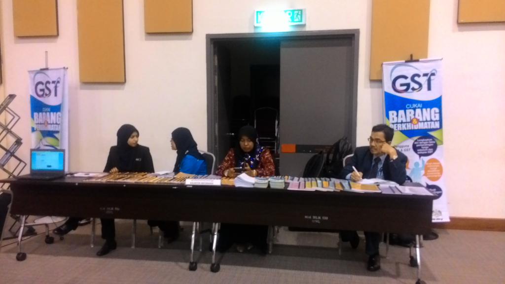 AKHI_Comms's tweet photo. Turut bersama dlm Hari Terbuka GST @PPUMOnline , pihak @kastamhq  &amp; @KPDNKK . #KataKitaGST @Zuhri http://t.co/wGrTd77BpY