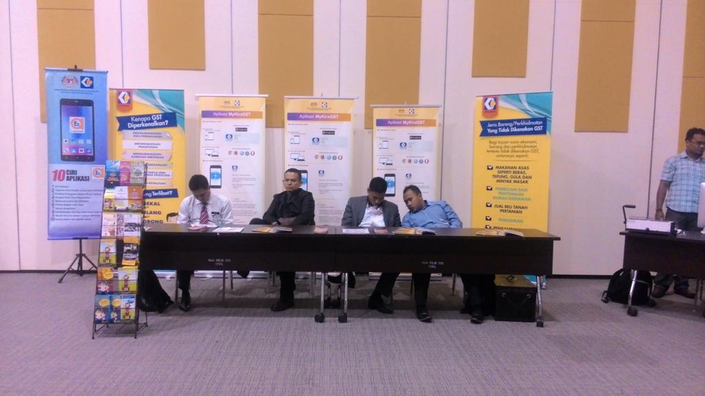 AKHI_Comms's tweet photo. Turut bersama dlm Hari Terbuka GST @PPUMOnline , pihak @kastamhq  &amp; @KPDNKK . #KataKitaGST @Zuhri http://t.co/wGrTd77BpY