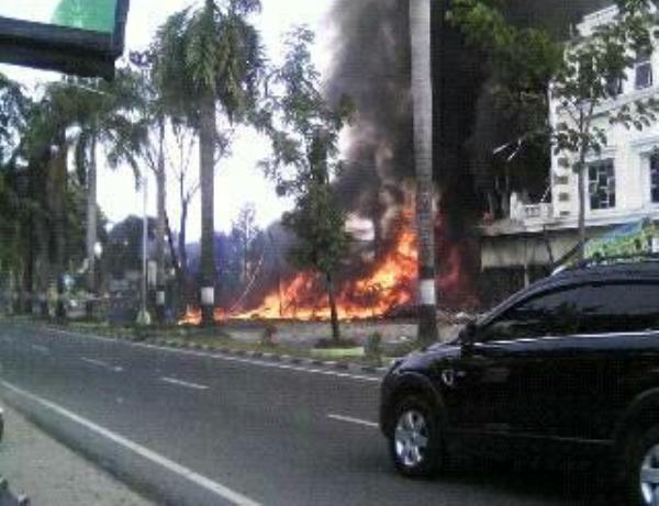 Metro_TV's tweet photo. Pesawat Jatuh di Medan, TNI AU Belum Mau Komentar http://t.co/pasJDvAVBN http://t.co/slqfxCxVgz