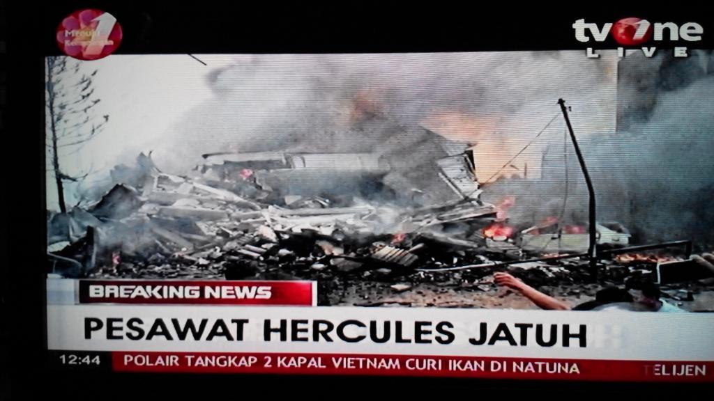 infobandung's tweet photo. RT @CurtisFerry: Turut bduka atas jatuhnya pswt Hercules yg jatuh d pmukiman penduduk di Medan Sumut, siang ini  http://t.co/ATPgxrLpPu