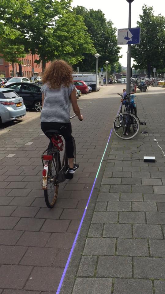 Tijdens #TDFutrecht toont GameChanger <a href="/jpdebeer/">Jan-Paul de Beer</a> demo van 'De groene golf' bij de jaarbeurs. lightcompanion.bike