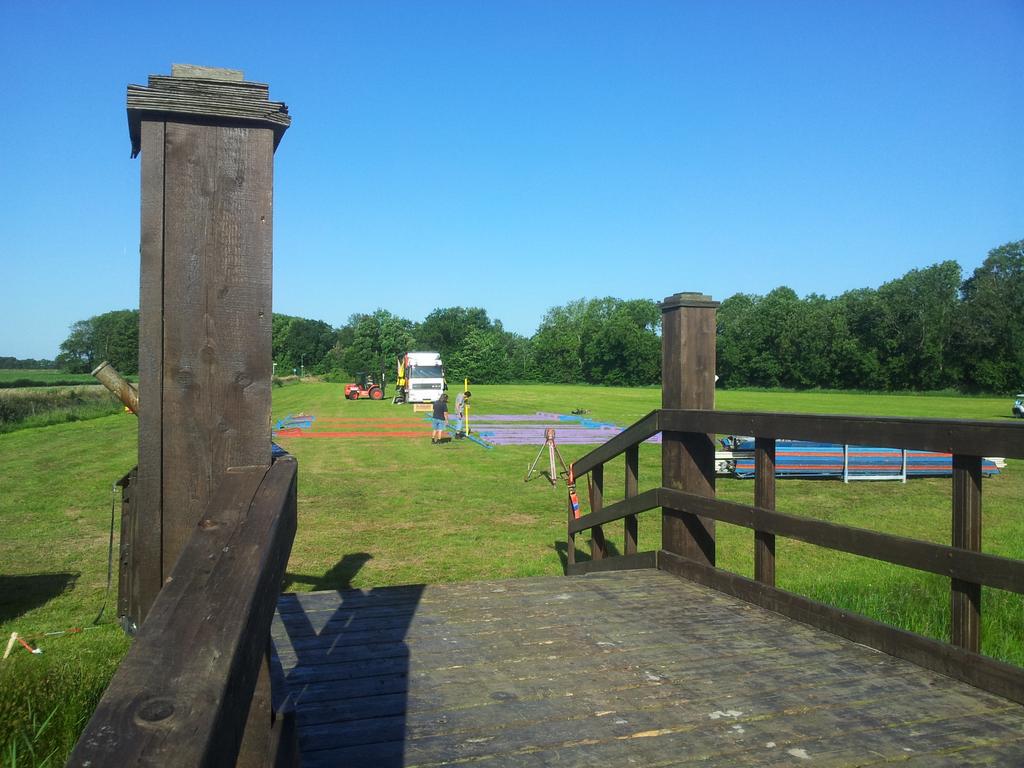 RadioSompop's tweet photo. Gelukkig hebben we niet de warmste dag uitgekozen om te bouwen http://t.co/SsN0K5scEX