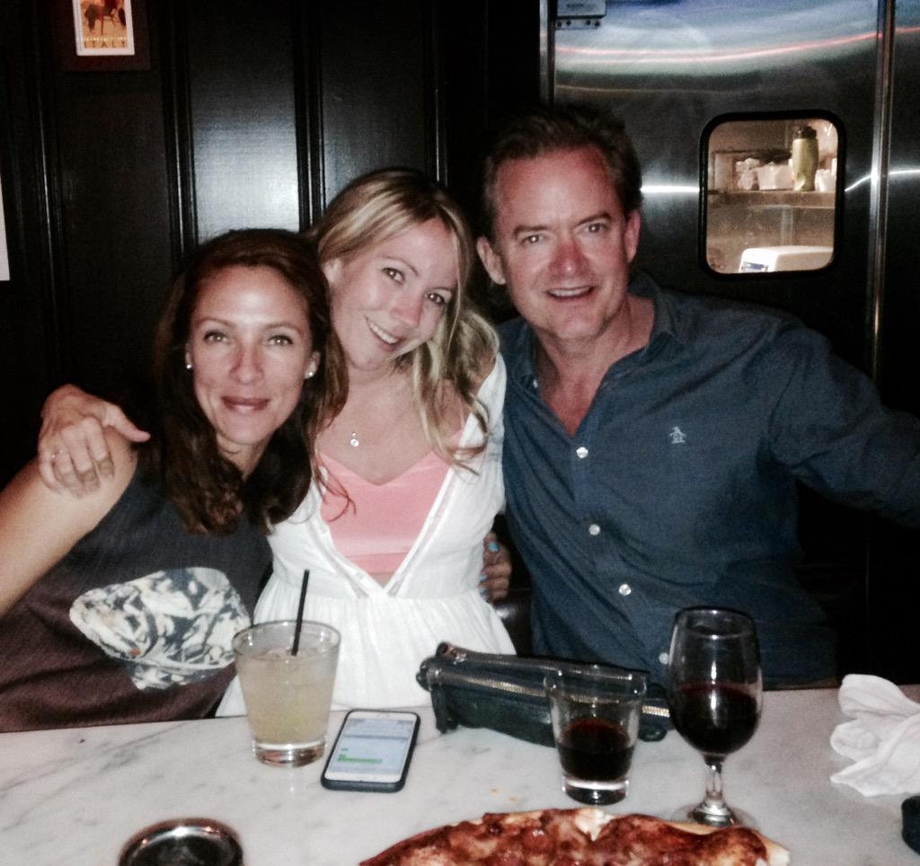 laneelee1's tweet photo. Happiness is old-school pepperoni pizza and amaro sips w pals @ #bartonis http://t.co/NIviA6oh7Z