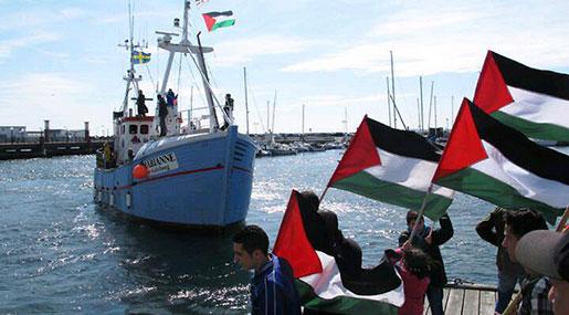 DayQuds's tweet photo. Israelis overtake, board siege breaking vessel http://t.co/wc6DP69vZB http://t.co/as7ARRbGmo