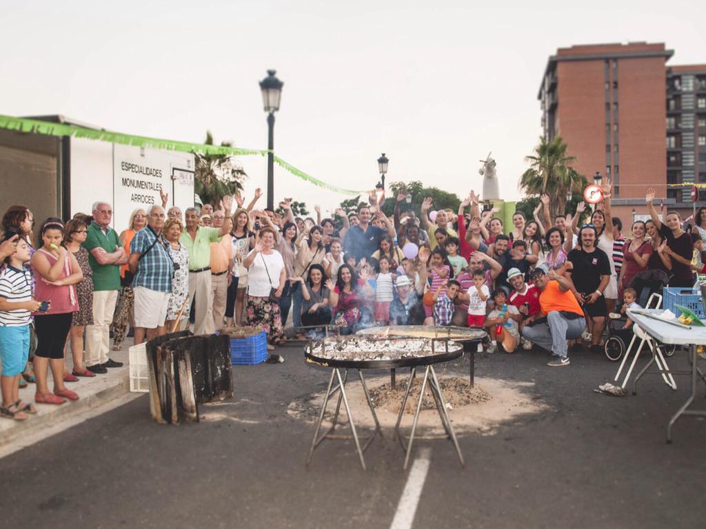 NOUPATRAIX's tweet photo. Por fin el pasado sábado el barrio disfruto de actividades. Existo con los niños y con la tortilla gigante. #fallas http://t.co/qxr2OXTW66