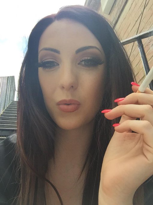 Fag break! 🚬 well needed! 💋 http://t.co/M5NZx36RLZ