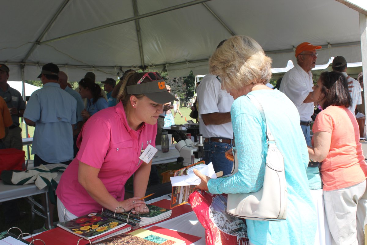 GingerRowsey's tweet photo. Bring #garden problems to #UTSummerCelebration Diagnostics and let @UTIAg experts solve them. http://t.co/IyEOEFIvah http://t.co/MIAENDuVFk