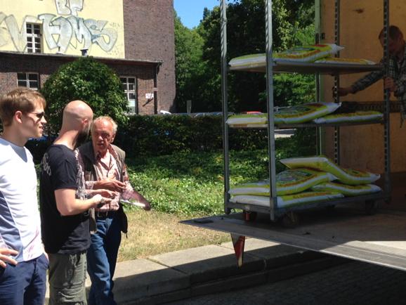 susn's tweet image. Oh - die Mischung stimmt nicht. Lieferung von Erde für die Pflanzsäulen: Bau morgen 14 Uhr Mensa be there!