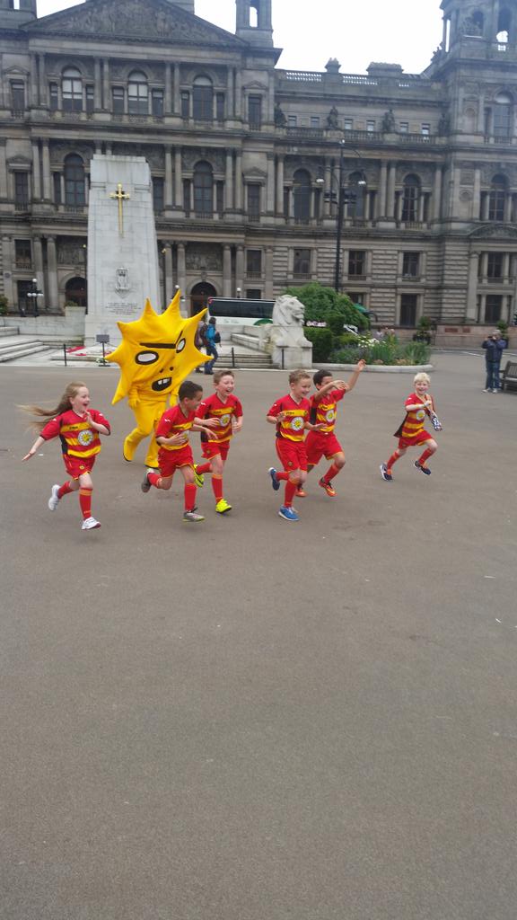 PartickThistle's tweet photo. #Kingsley invades #ThistleSquare http://t.co/hupkW5SidG