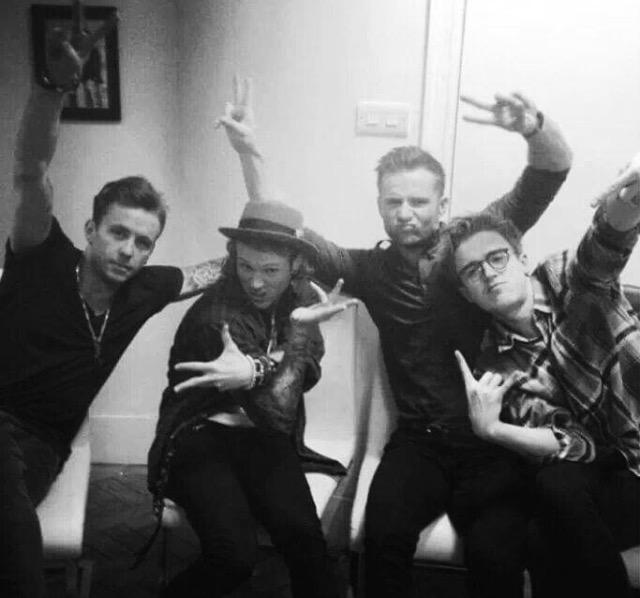 jonesdeusgrego's tweet photo. Essa banda é a melhor coisa da minha vida #McFlyMemory #McFlyIsForLife http://t.co/6zW4PKgObW