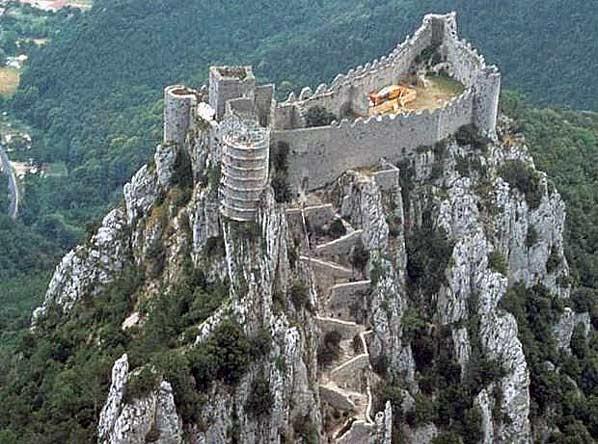 MEMOVoyage's tweet photo. @SitesPaysCathar 
Les châteaux du Pays Cathare : du château d'Aguilar à celui de Montségur.
http://t.co/Oo1H6sKrCF http://t.co/Lu8fvLCfBi