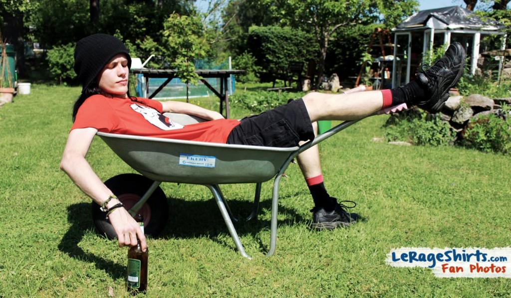 BarrowRacers's tweet photo. Jump in your barrow and soak in the vitamin D! Go on, you've earned it.
#ThisGuyKnowsTheScore.
#BarrowRacers http://t.co/RFOjThdllY