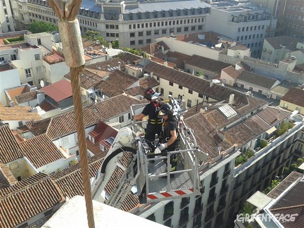 jongarciandia's tweet photo. Impresionantes imágenes de la protesta de @greenpeace_esp ahora en el Congreso http://t.co/sAV7QkmwSg #SinMordazas http://t.co/3j0Ef4edUm