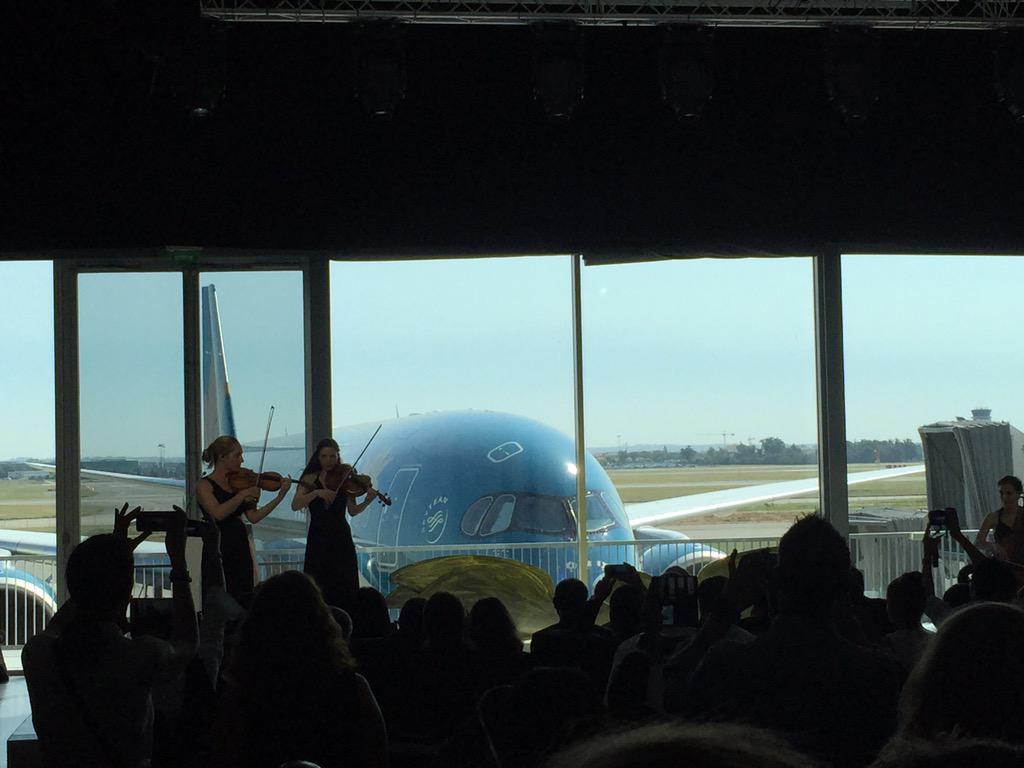 effikan's tweet photo. “@Airbus: Now, here is Vietnam Airlines' latest addition to the fleet: the #A350 XWB! #A350Vietnam http://t.co/mFqS16YQgg”
