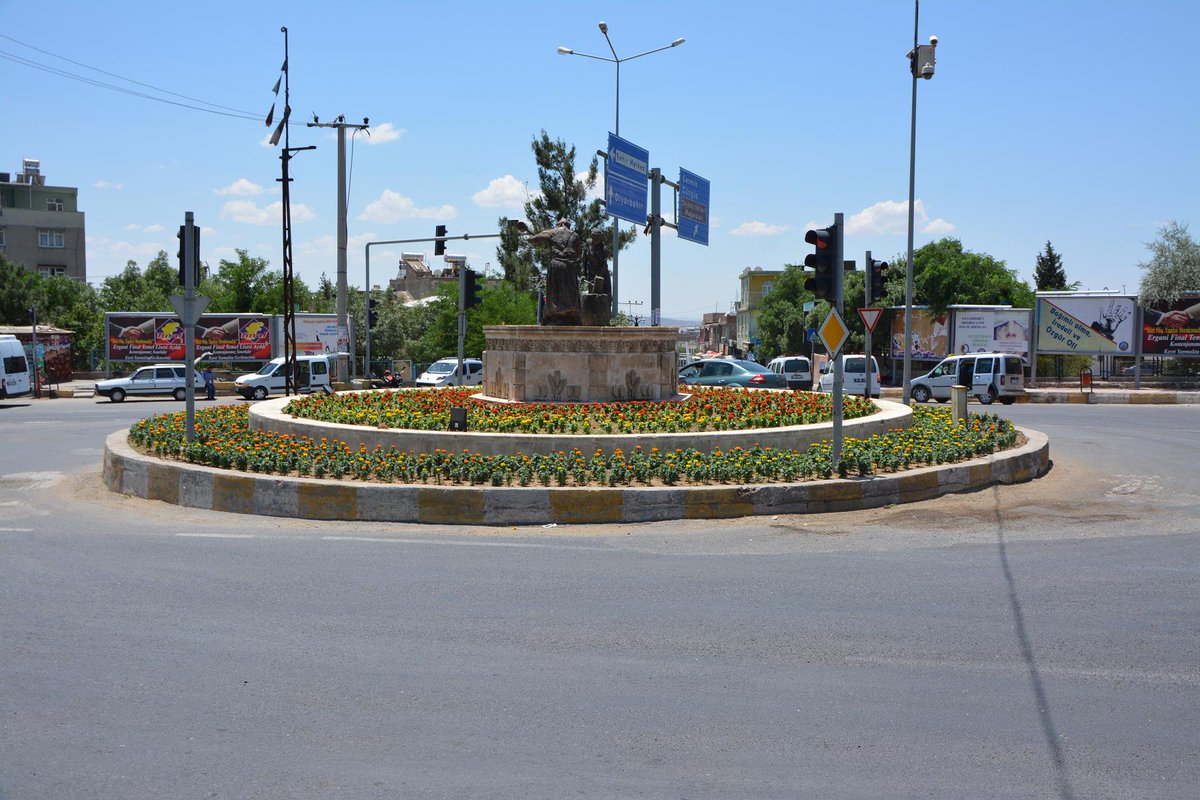 YEŞİLLENDİRME ÇALIŞMALARI KAPSAMINDA REFÜJLER ÇİÇEKLERLE SÜSLENDİ
ergani.bel.tr/p212-yesillend…